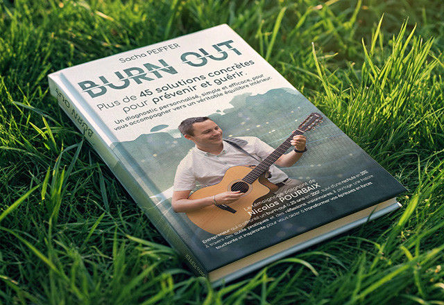 Livre "Burn Out" de Sacha Peiffer posé sur l'herbe.